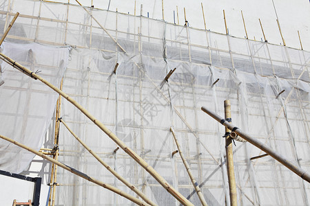 建筑工地的竹子脚架建筑学劳动职业男性组装项目金属基础设施领班头盔高清图片素材