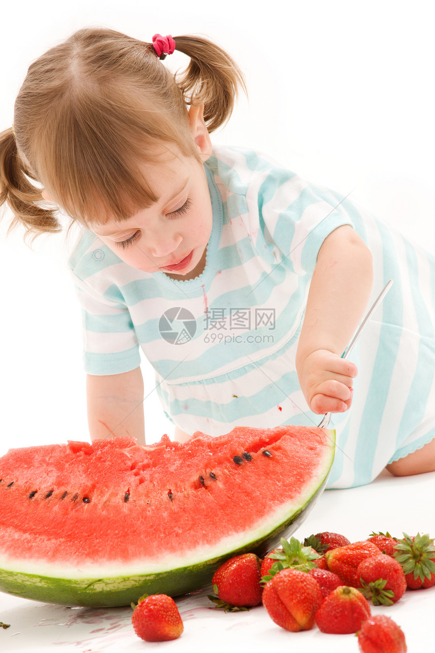 有草莓和西瓜的小女孩水果裙子食物孩子甜点土壤婴儿童年女孩活力图片