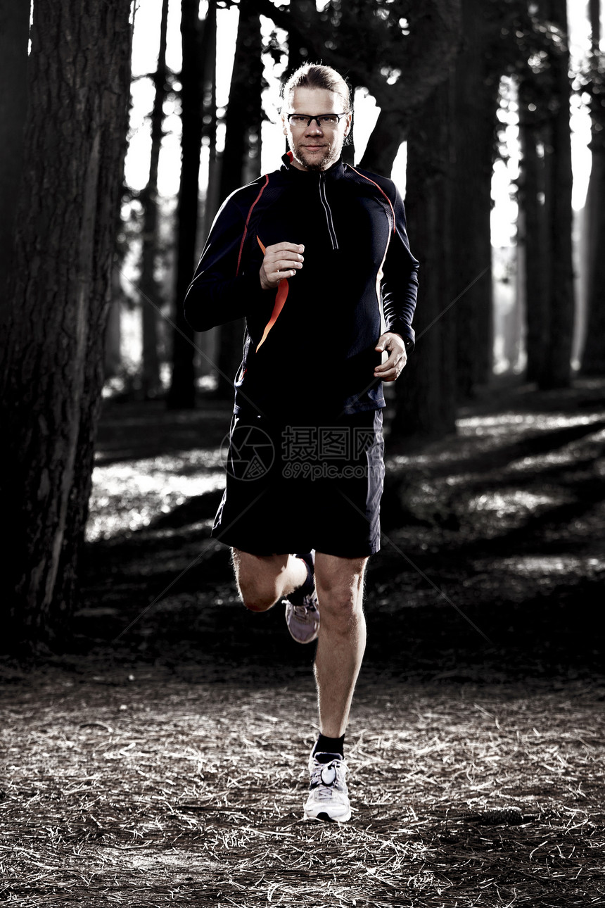 在森林中奔跑训练赛跑者慢跑者成人肌肉男性短跑行动运动员闲暇图片