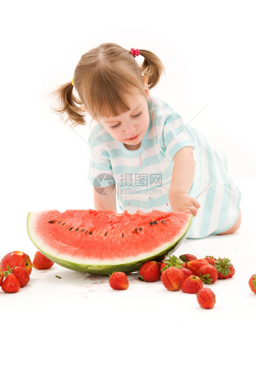 有草莓和西瓜的小女孩女孩童年女性孩子婴儿活力裙子食物土壤甜点图片