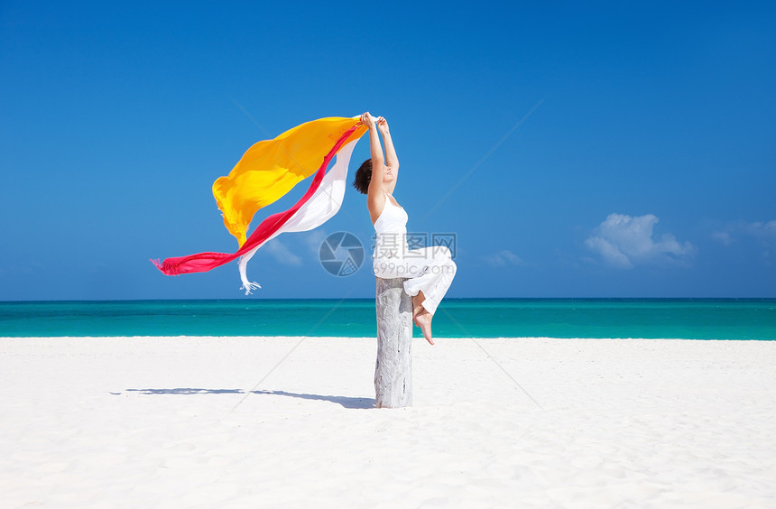 在海滩上快乐的女人旅行天空假期海洋享受天堂幸福女孩热带女性图片