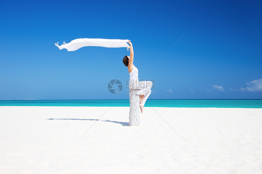在海滩上快乐的女人海洋乐趣天堂福利假期热带女孩蓝色活力天空图片