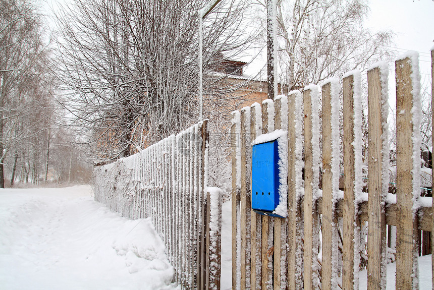 木栅栏上的蓝色信箱图片