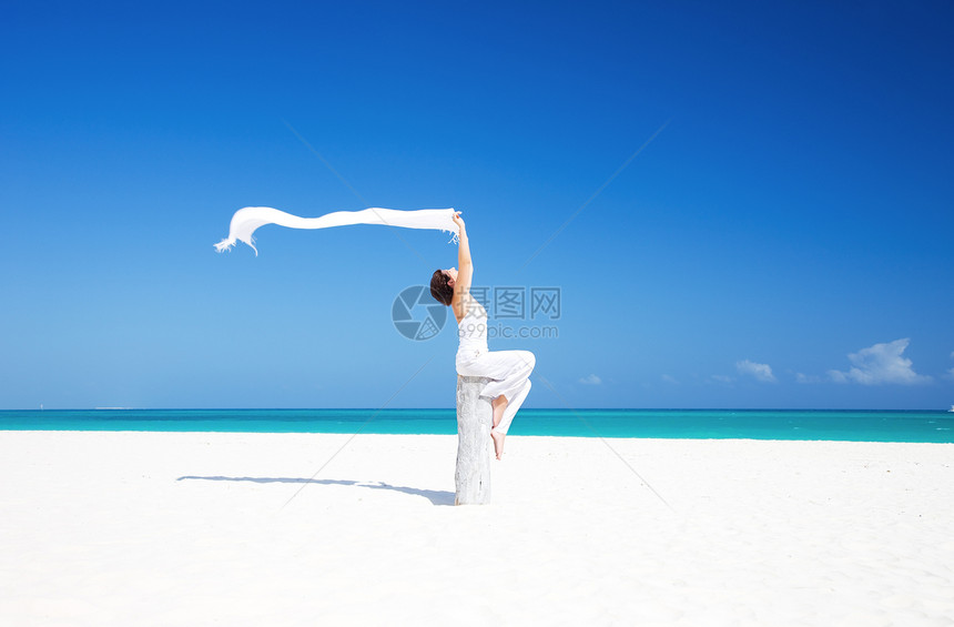在海滩上快乐的女人阳光女性假期福利享受幸福旅行海岸海洋自由图片