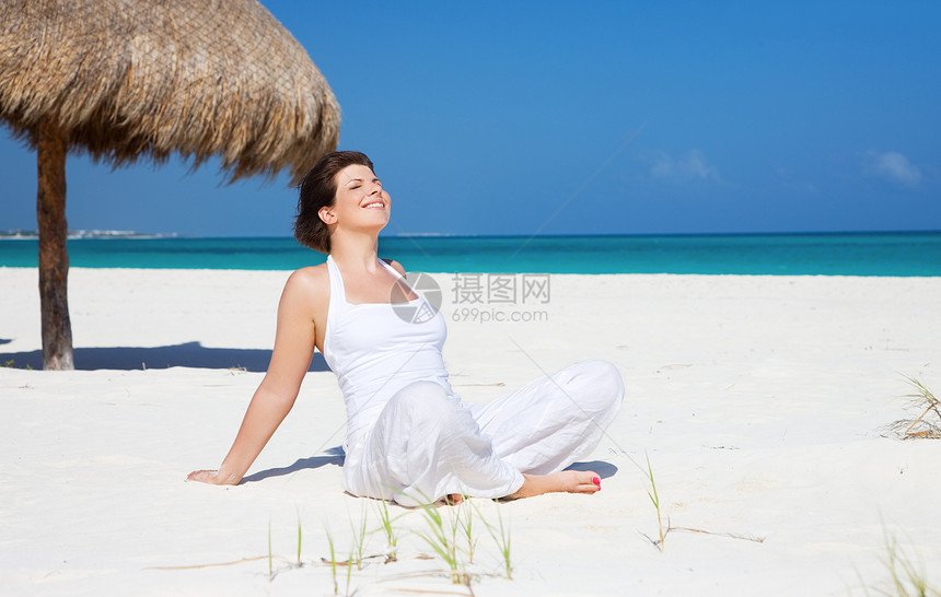 在海滩上快乐的女人晴天蓝色天空福利海岸阳光微笑女孩女性自由图片