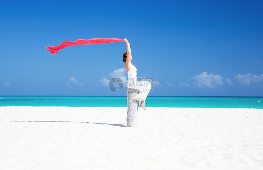 在海滩上快乐的女人微笑活力乐趣蓝色享受阳光女孩旅行自由晴天图片