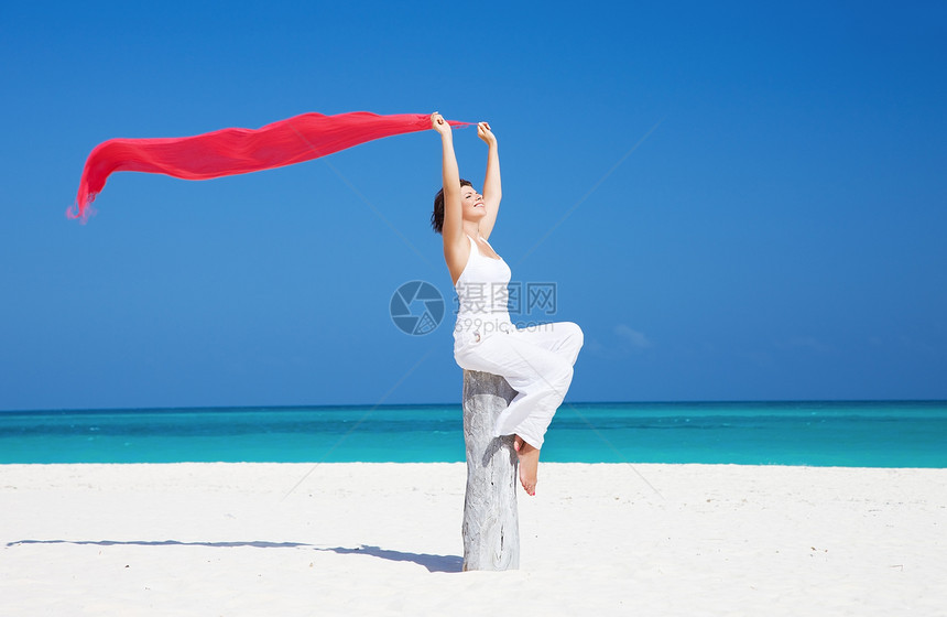 在海滩上快乐的女人女孩微笑福利假期蓝色自由热带享受活力围裙图片