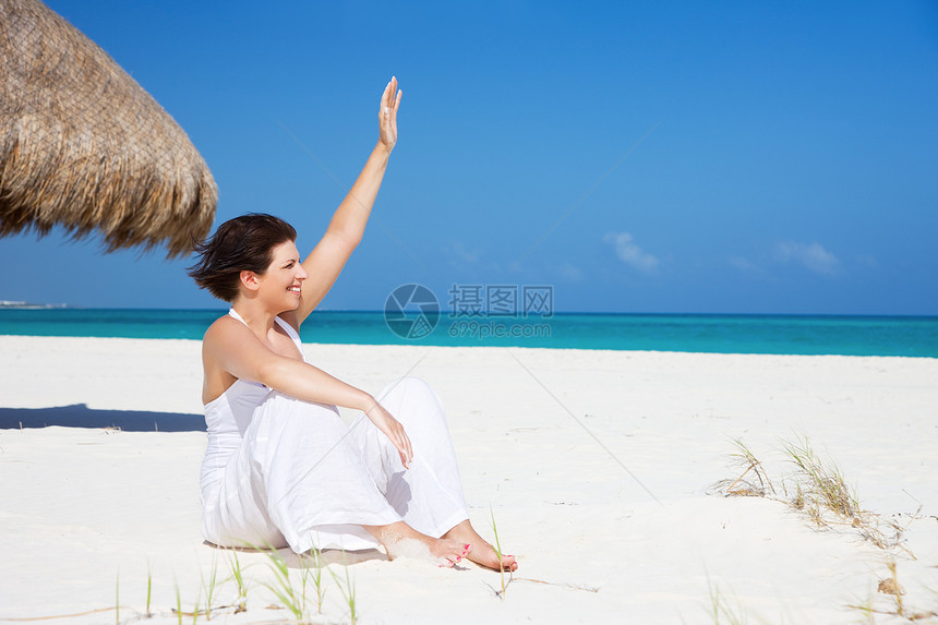 在海滩上快乐的女人娱乐天堂中年福利蓝色女孩幸福海岸热带自由图片