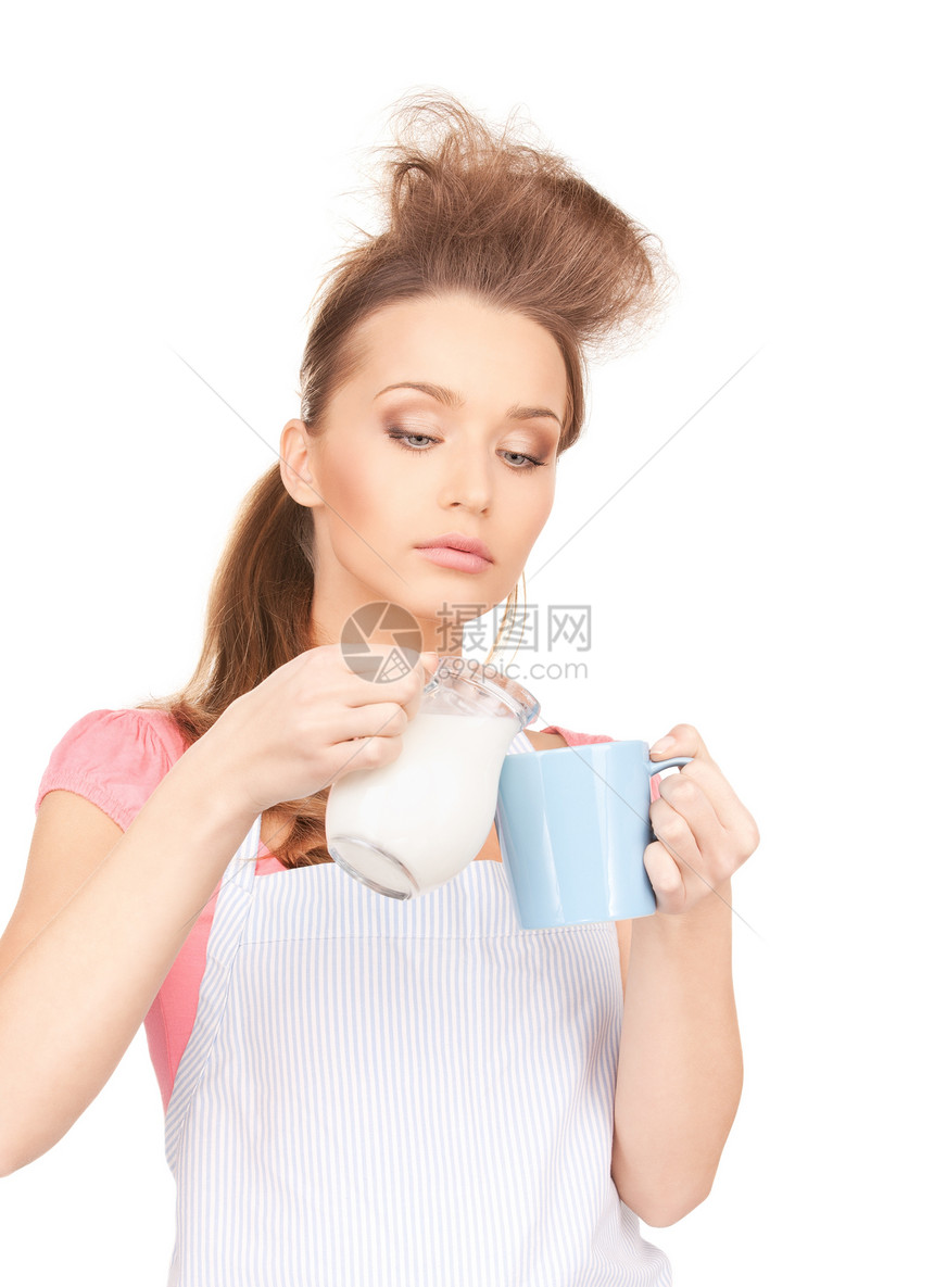 带牛奶和杯子的家庭主妇家务女性管家食物女孩白色围裙烹饪早餐蓝色图片