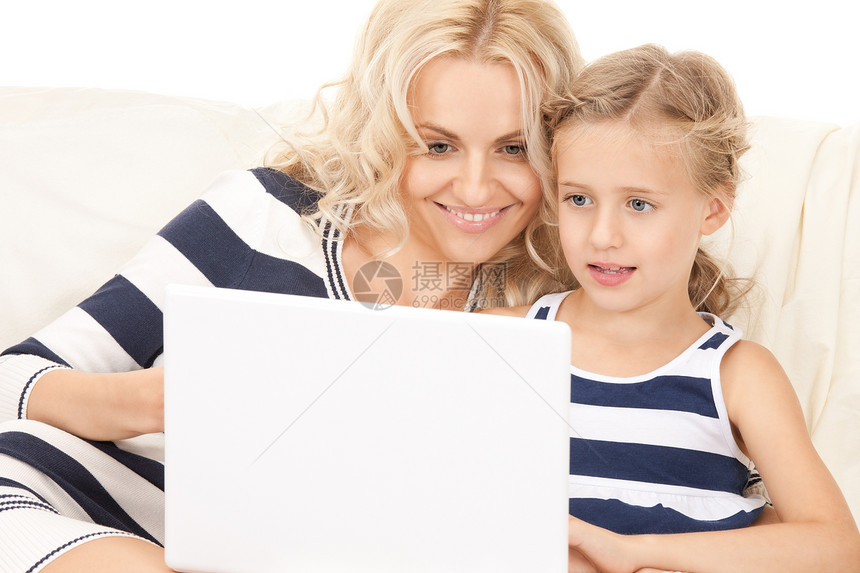 使用笔记本电脑的幸福母亲和孩子童年妈妈快乐互联网青春期女儿教育女士女孩家庭图片