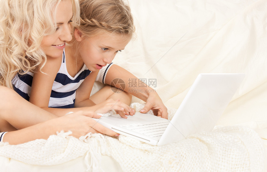 使用笔记本电脑的幸福母亲和孩子妈妈女孩互联网微笑女性童年技术购物女儿父母图片