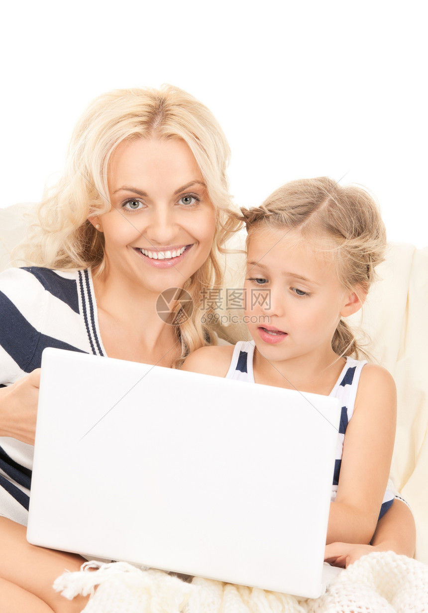 使用笔记本电脑的幸福母亲和孩子女性青春期学生家庭互联网女孩妈妈微笑女儿教育图片