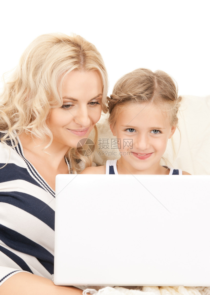 使用笔记本电脑的幸福母亲和孩子童年女孩教育互联网购物学生女儿女性微笑妈妈图片