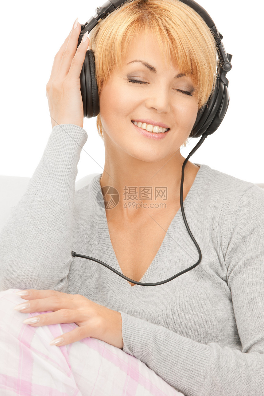 在耳机中快乐的女人音乐立体声女孩乐趣享受女性手机喜悦快乐幸福图片