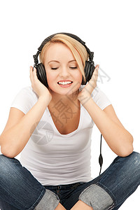 使用大耳机的快乐少女手机音乐播放器享受女性乐趣耳机微笑喜悦音乐女孩背景图片