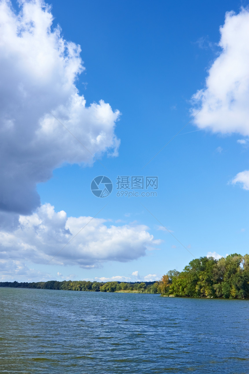 河上云云蓝色天线森林树木天空海岸线叶子溪流空气土地图片