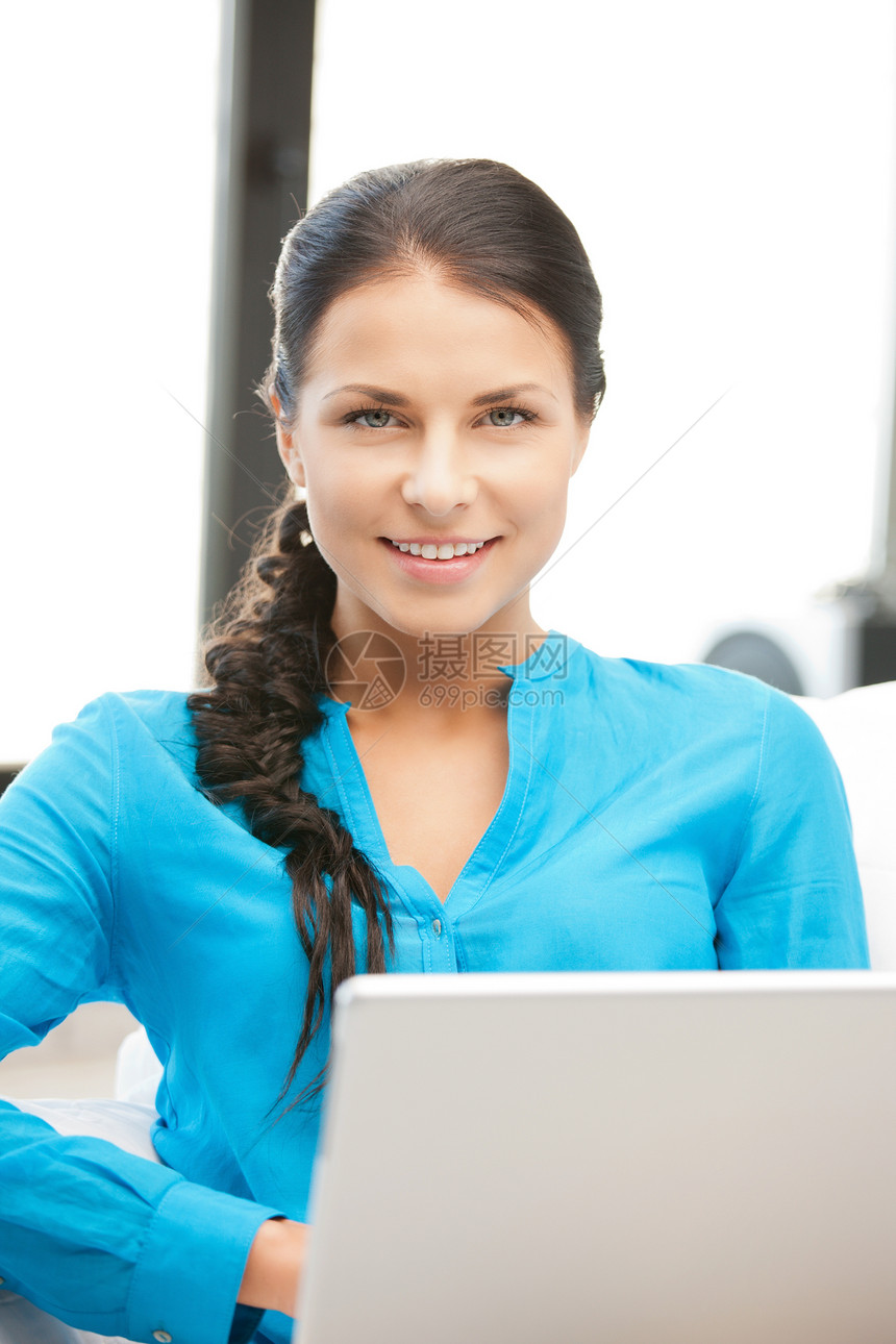 拥有笔记本电脑的幸福妇女女性快乐微笑享受技术学生互联网教育女孩青少年图片