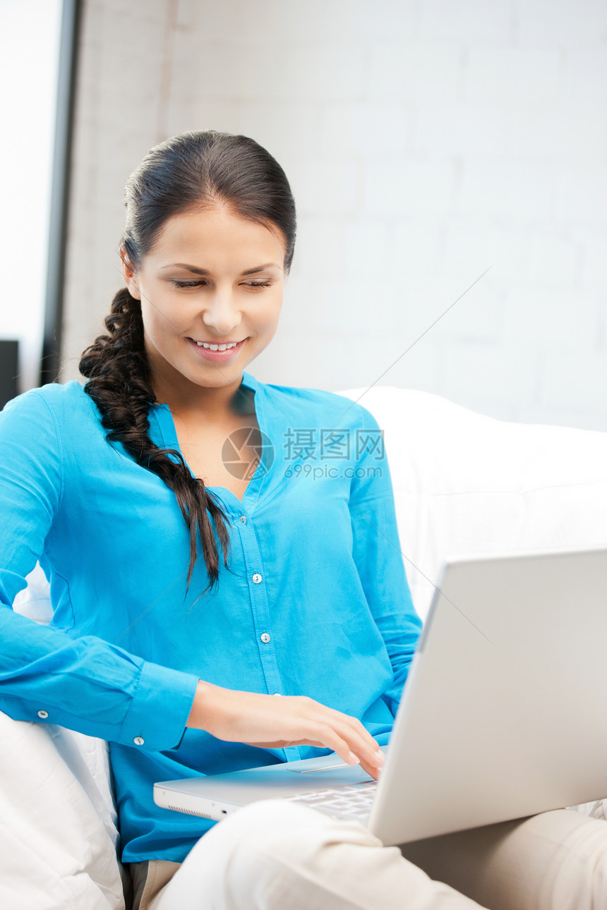 拥有笔记本电脑的幸福妇女办公室微笑青少年学生互联网技术教育女性享受快乐图片