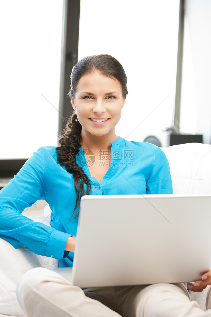 拥有笔记本电脑的幸福妇女学生微笑互联网女性教育女孩快乐享受技术办公室图片