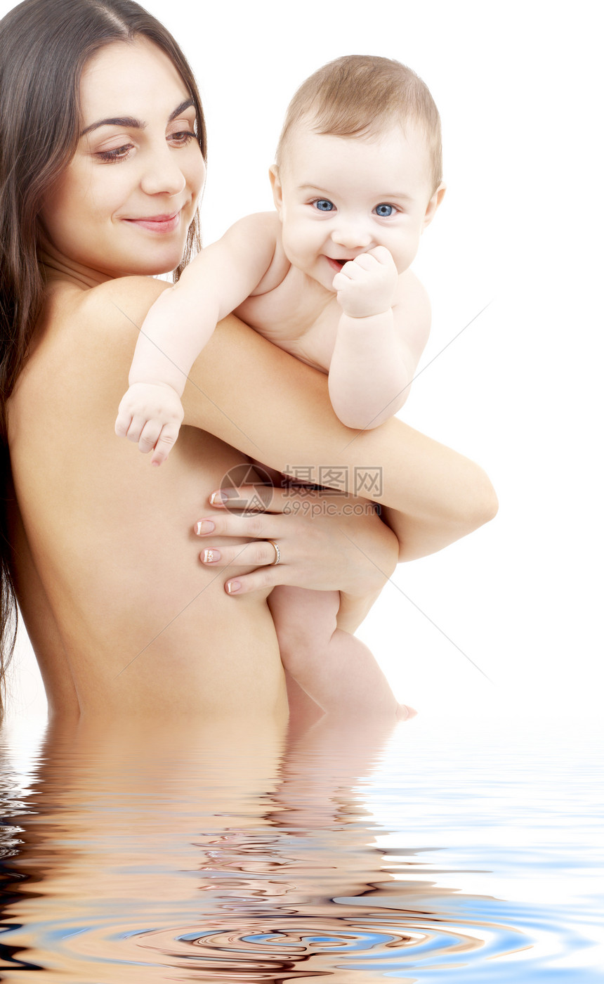 母亲手中的清洁婴儿快乐女士母性父母乐趣卫生儿子妈妈育儿生活图片