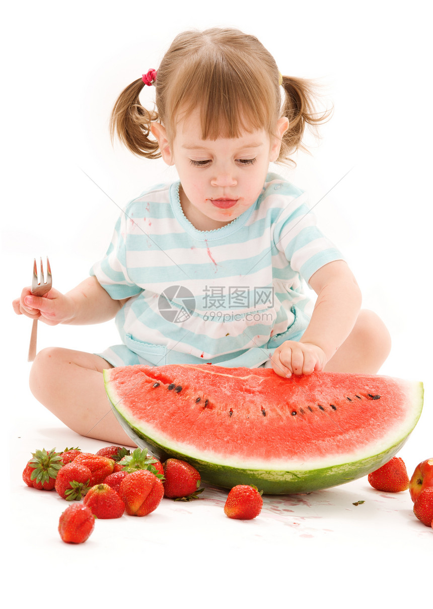 有草莓和西瓜的小女孩土壤营养活力童年孩子水果女孩食物女性婴儿图片