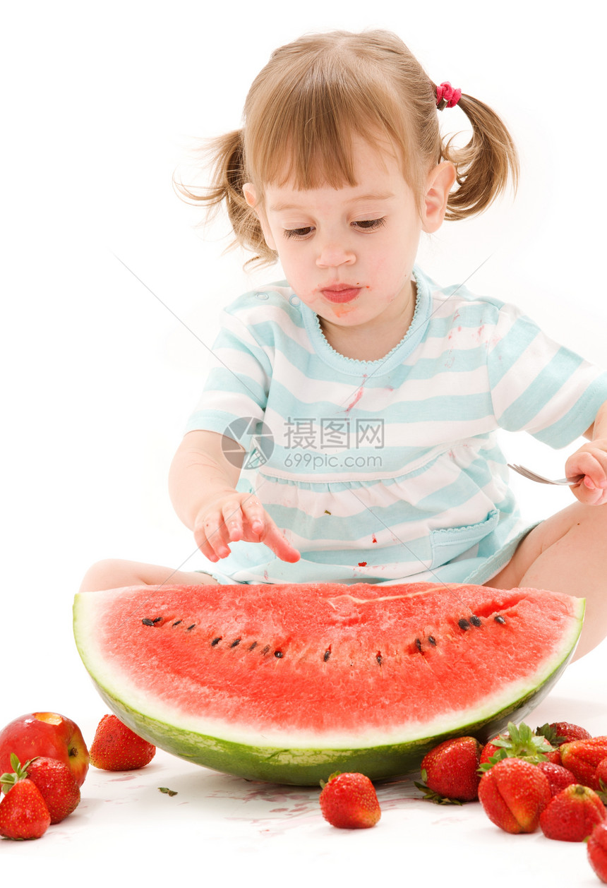 有草莓和西瓜的小女孩食物孩子营养女孩女性裙子童年水果活力甜点图片