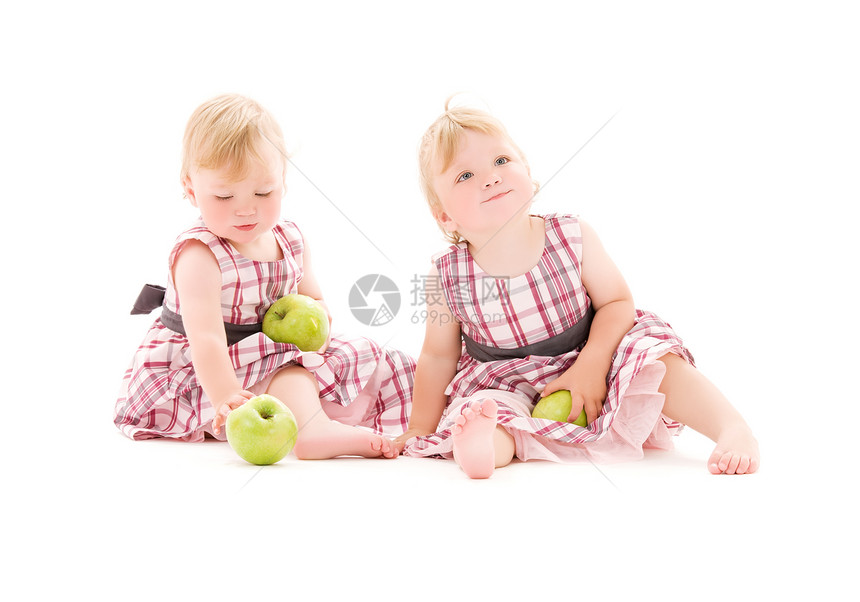 双胞胎幼儿孩子们孩子食物姐妹童年婴儿营养赤脚女性图片