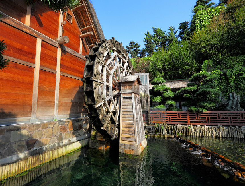 木制水轮草地旅行游客车轮房子旅游城市石头街道池塘图片