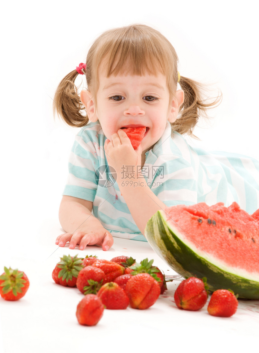 有草莓和西瓜的小女孩甜点食物土壤女孩营养婴儿活力水果女性裙子图片