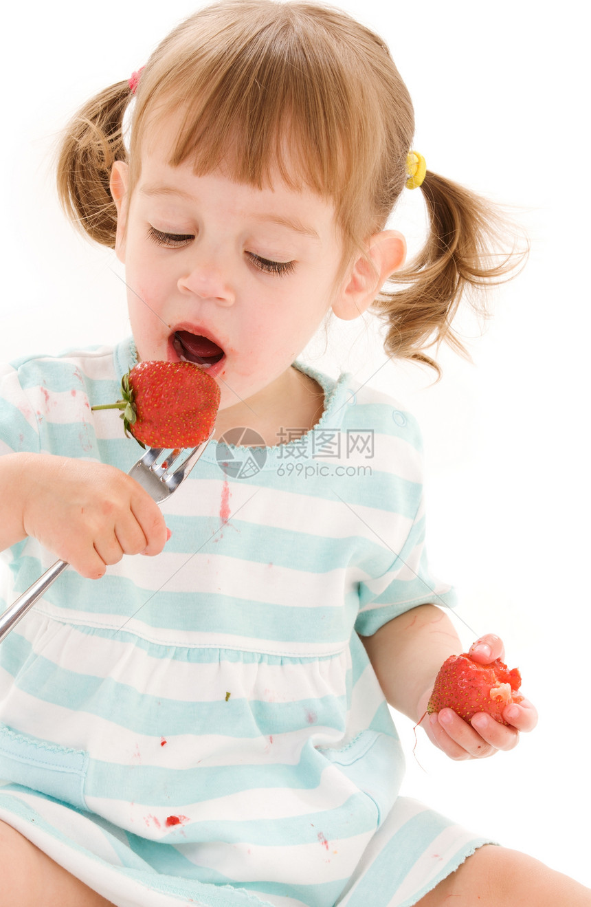 有草莓的小女孩婴儿童年裙子营养食物女性孩子土壤女孩甜点图片