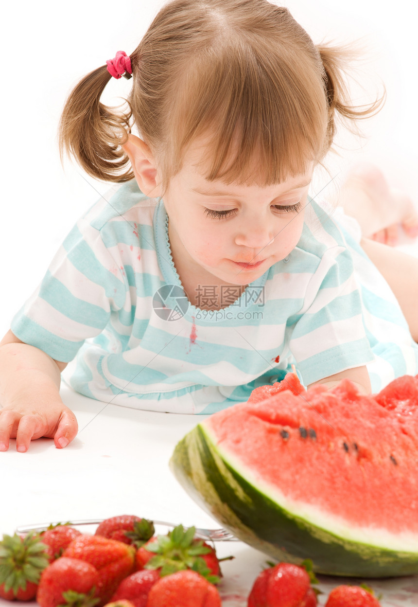 有草莓和西瓜的小女孩婴儿女性孩子甜点土壤食物营养童年女孩裙子图片