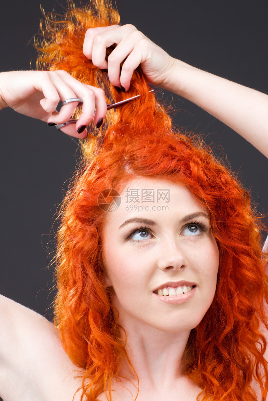 带剪刀的红头红头发福利卷曲快乐卫生保健女性护理女孩理发发型图片