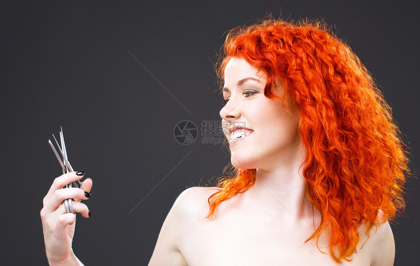 带剪刀的红头红头发理发女孩福利卷曲女性护理保健活力理发师卫生图片