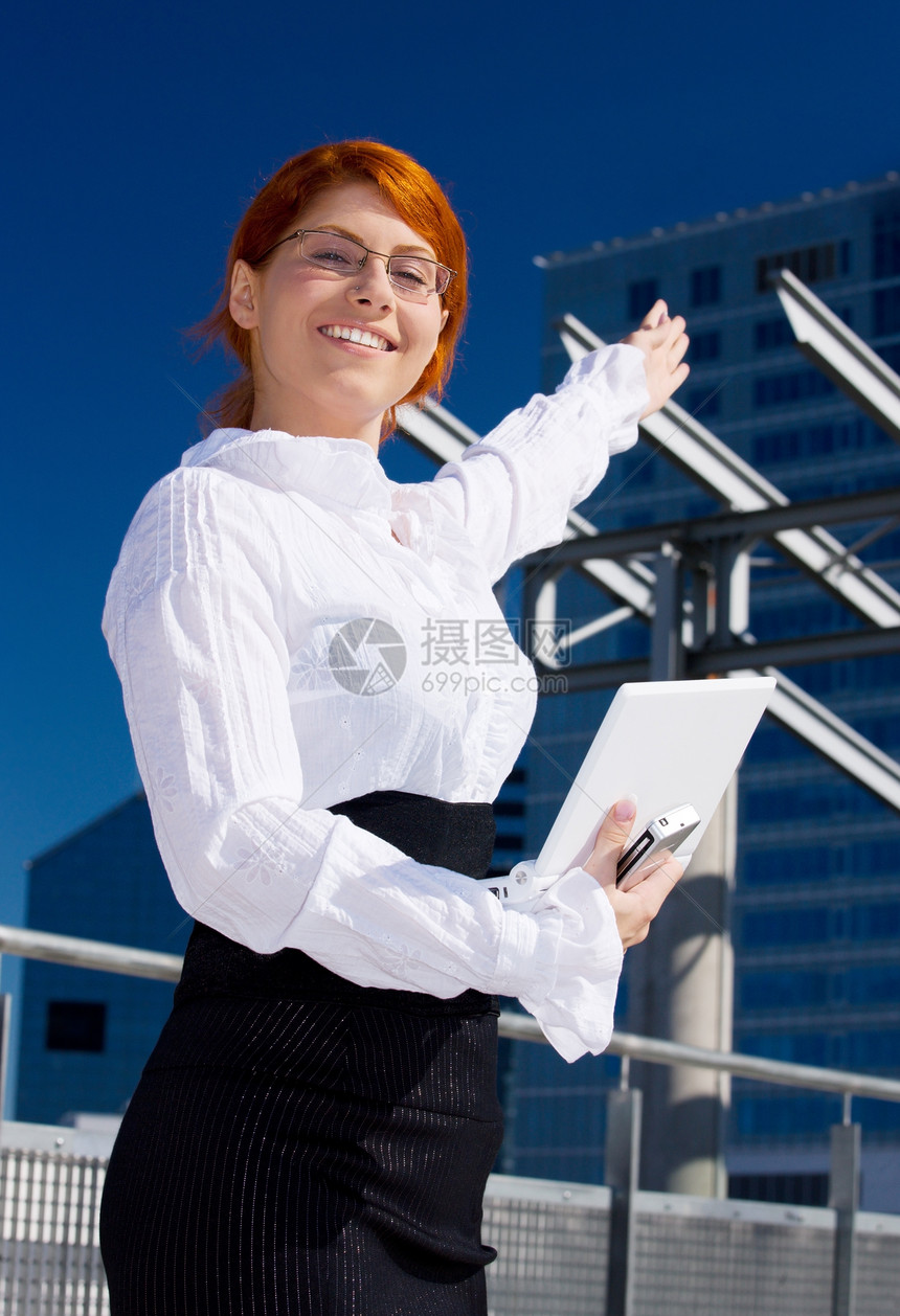 快乐的女商务人士职业女士手势衣领蓝色皮士城市女性电话女孩图片