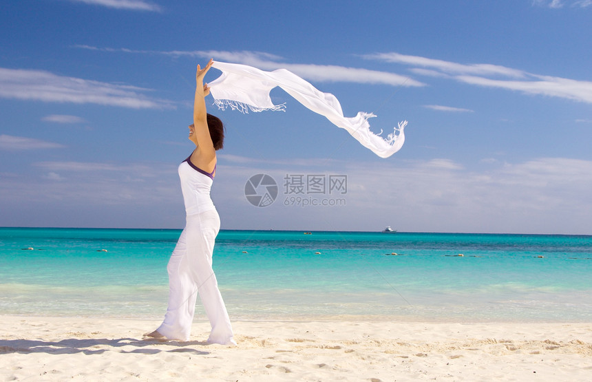 带着白沙龙的快乐女人享受活力旅行热带海岸假期天堂女孩围裙幸福图片