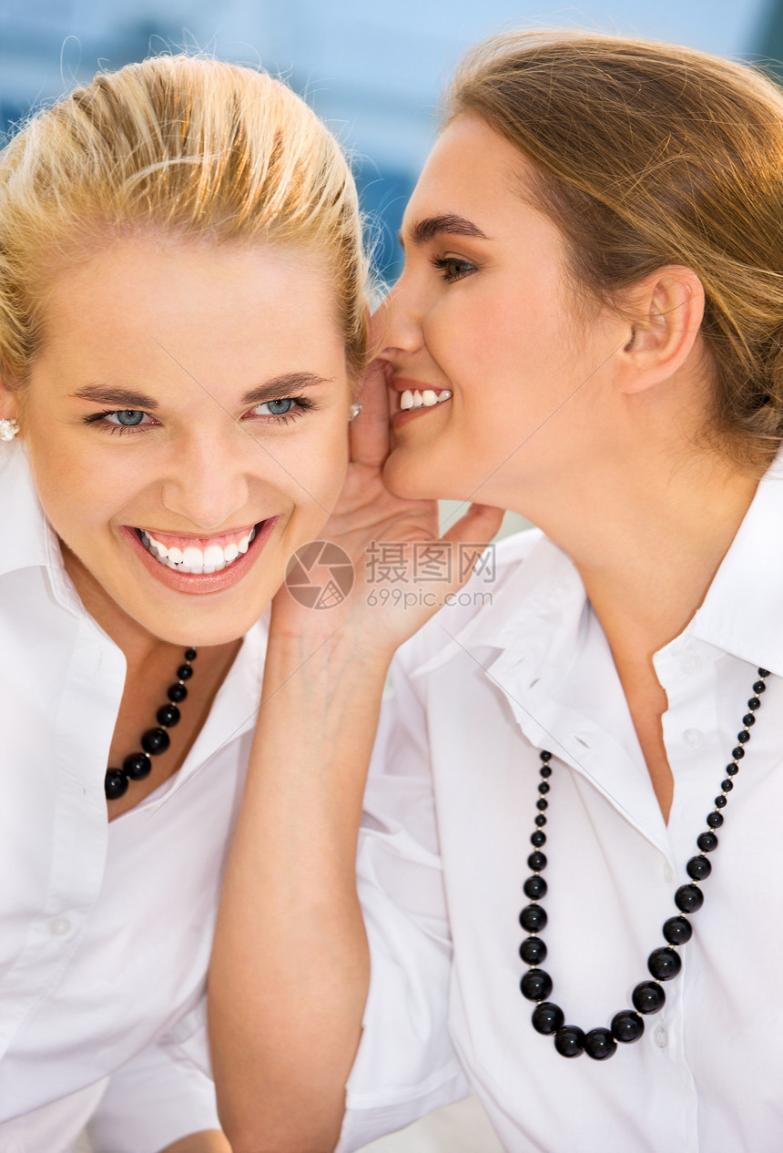 秘密机密朋友们女孩们黑发乐趣面孔谣言女性同事耳语闺蜜图片