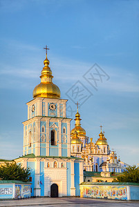 乌克兰基辅圣迈克尔修道院寺庙圆顶蓝色宗教大教堂教会胡同建筑学文化天空背景图片