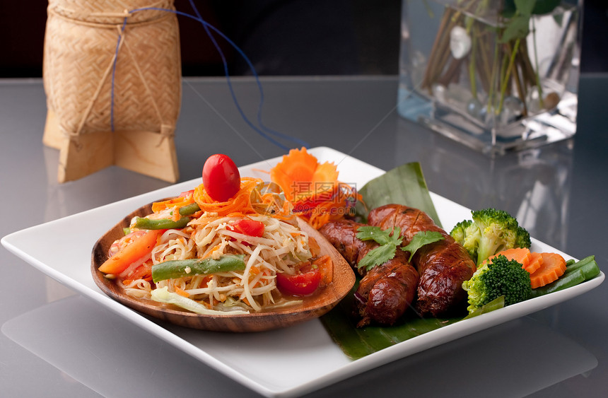 香肠和泰国索姆汤沙拉图片