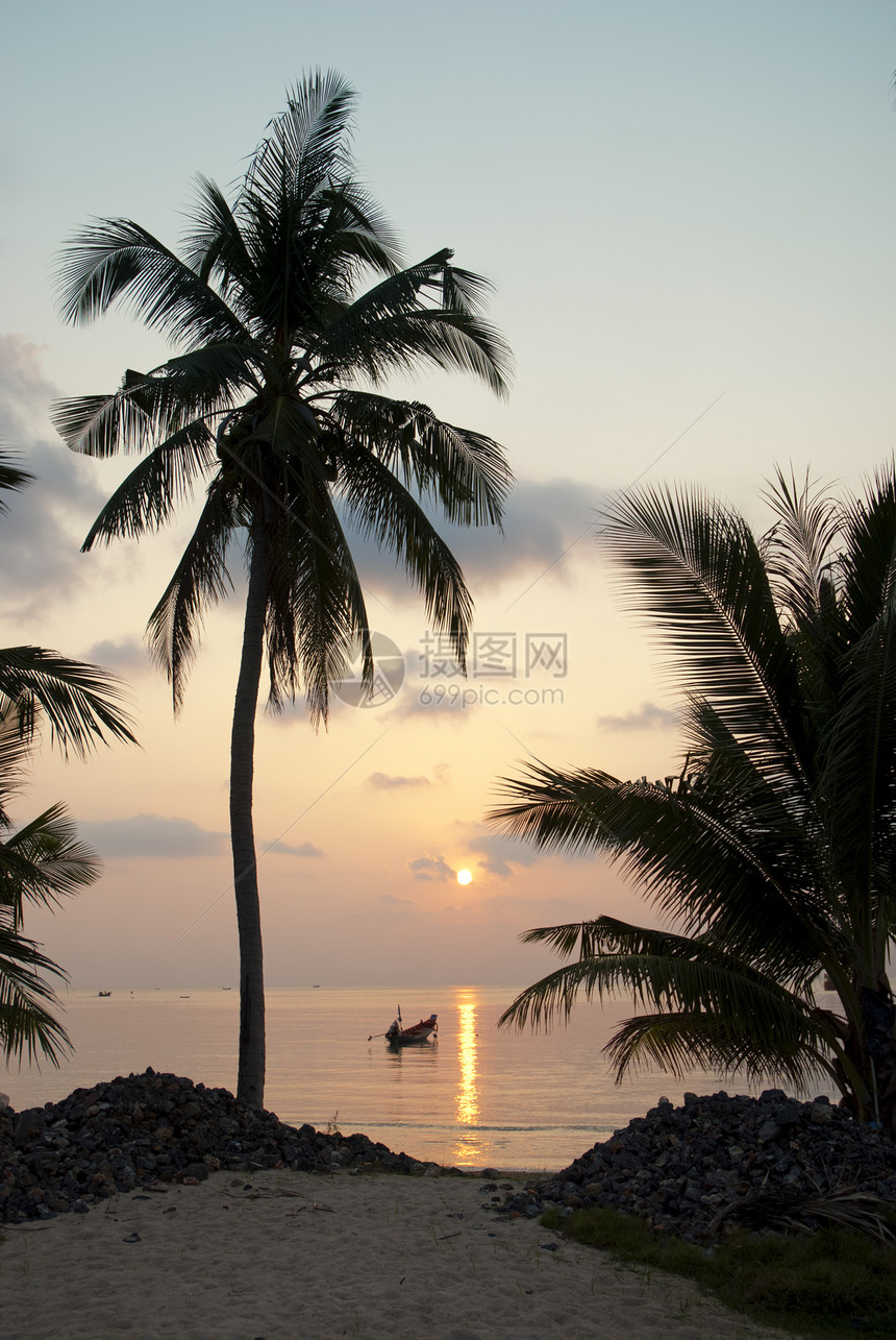 热带岛屿日落时棕榈树和船只明信片海滩风景旅行棕榈海洋假期图片