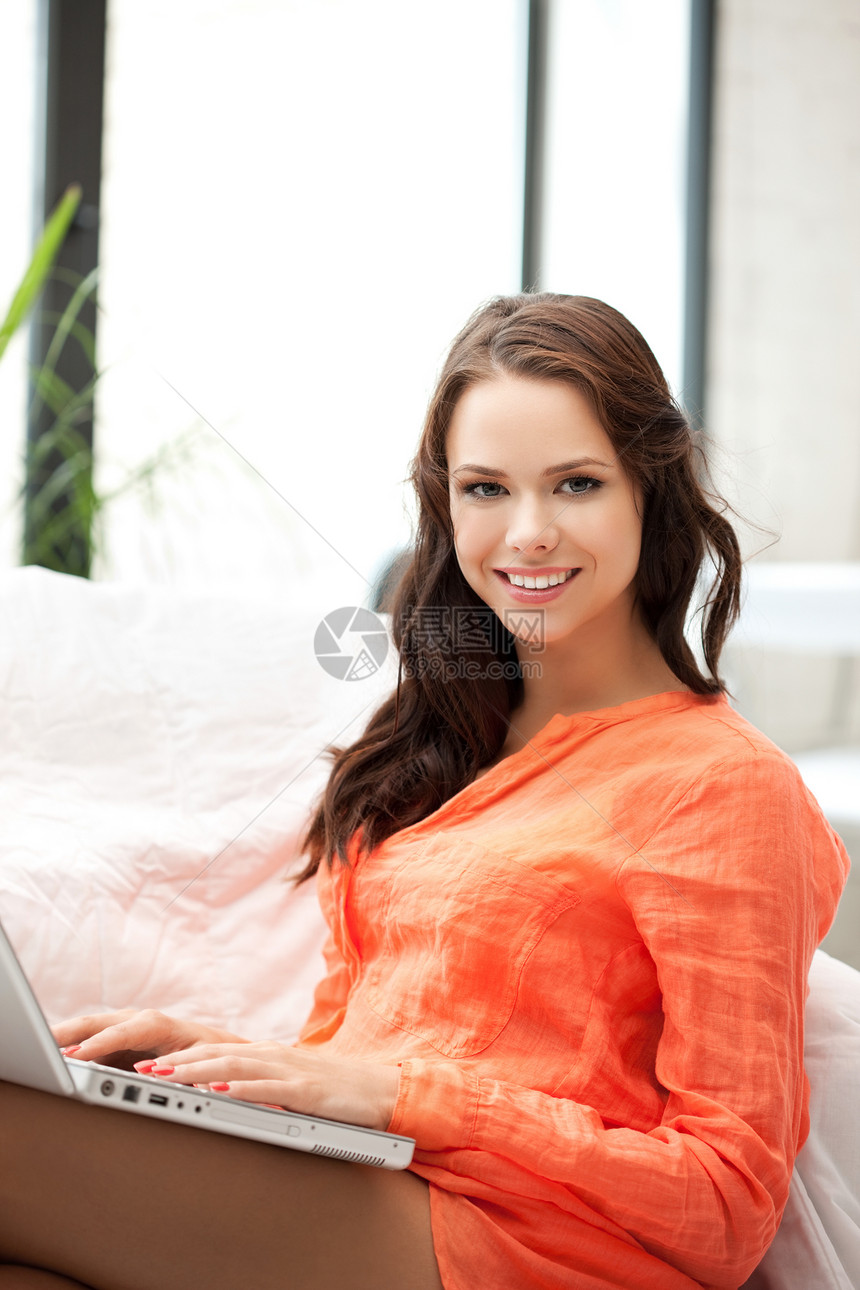 拥有笔记本电脑的幸福妇女教育微笑技术享受快乐学生办公室互联网女性青少年图片