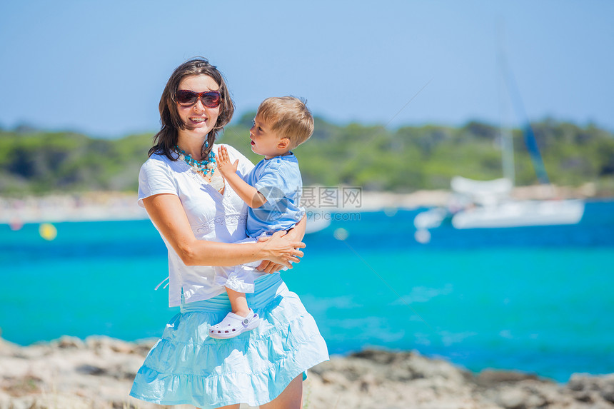 沿热带沙滩步行的家庭游艇海洋幸福男生女性孩子蓝色喜悦海岸儿子图片