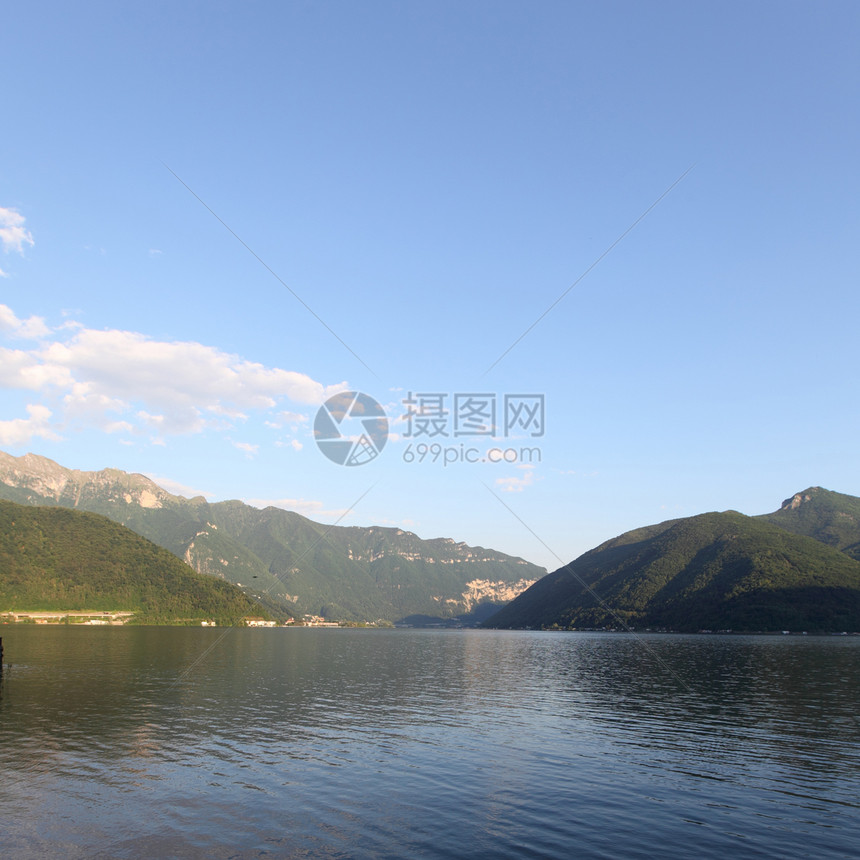 夜间湖边风景城市爬坡反射阳光布雷天空景观天桥村庄行人图片