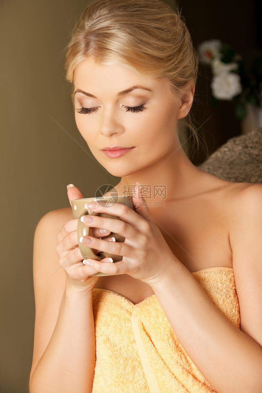 女子在温泉沙龙中 用杯子和酒杯图片