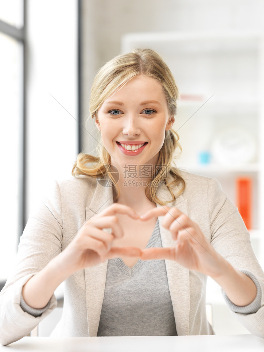 年轻女青年显示心的标志商务女性机构女孩成人商业微笑浪漫手势人士图片