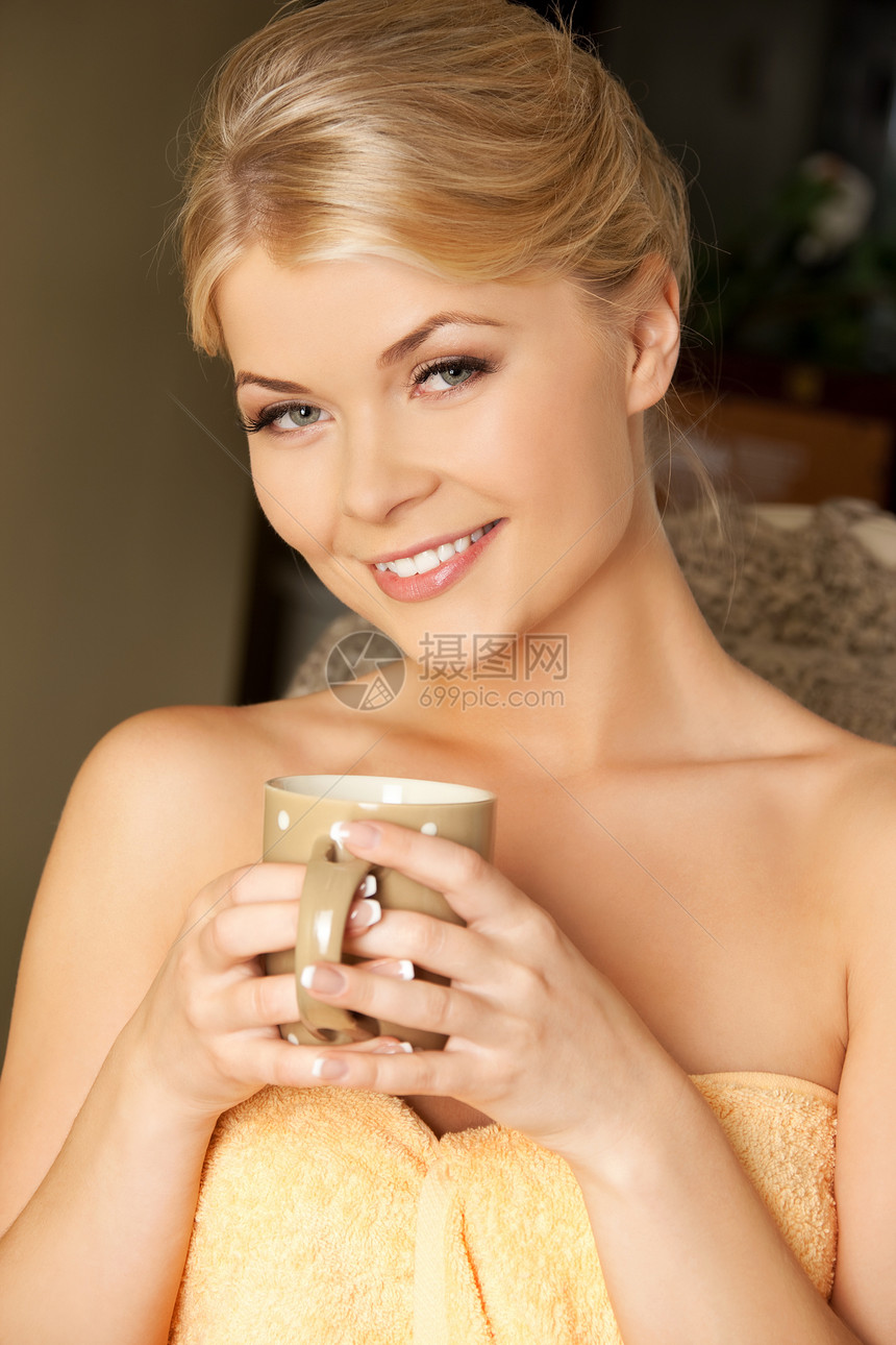 带杯子的妇女客户福利活力饮料女性青年液体茶点女孩微笑图片
