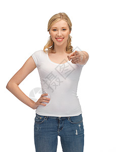 穿着白白白色T恤的女子 指着她的手指手势公告衬衫微笑采摘女士手臂快乐女性警报背景图片
