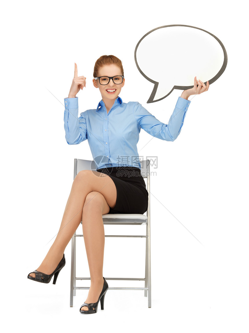 带着空白文字泡沫的笑着微笑的女商务人士椅子商务手势女孩手臂办公室警报教育商业手指图片