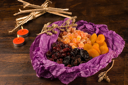 各种干果蜡烛食物水平橙子葡萄干木瓜李子季节性背景图片