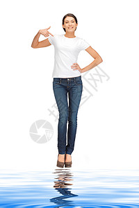 快乐和无照顾的少女微笑卫生蓝色白色牛仔裤青年健康学生女性青少年衬衫高清图片素材
