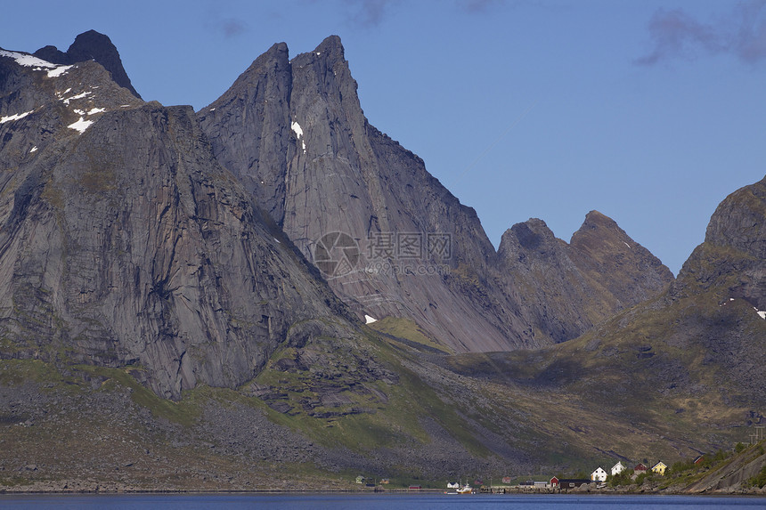 洛福顿群岛的Fjord村庄全景峡湾山峰风景大豆山脉图片